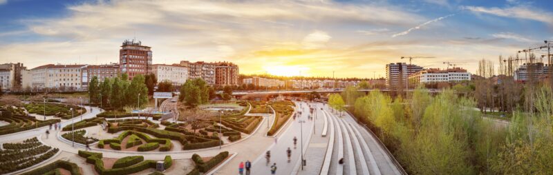Panoramasicht auf den Park Madrid Rio von Puente de Toledo