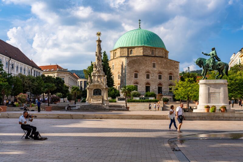 Der schöne Hauptplatz von Pecs mit Dzsami-Moschee