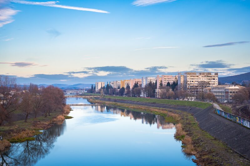 Der Mures Fluss in der Stadt Târgu Mureș